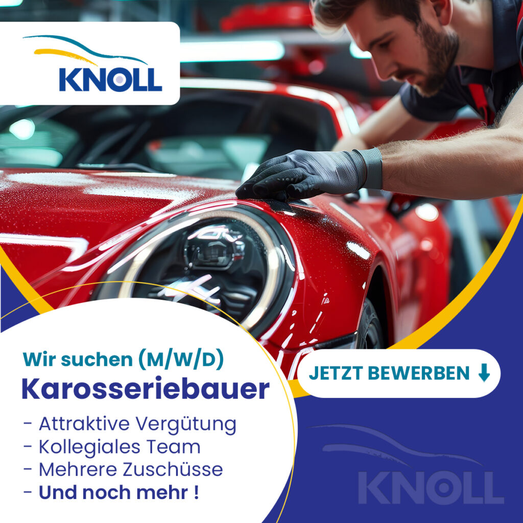 Ein Mechaniker arbeitet konzentriert an der Karosserie eines roten Autos in einer Werkstatt. Der Hintergrund zeigt Werkstattutensilien und Beleuchtung.