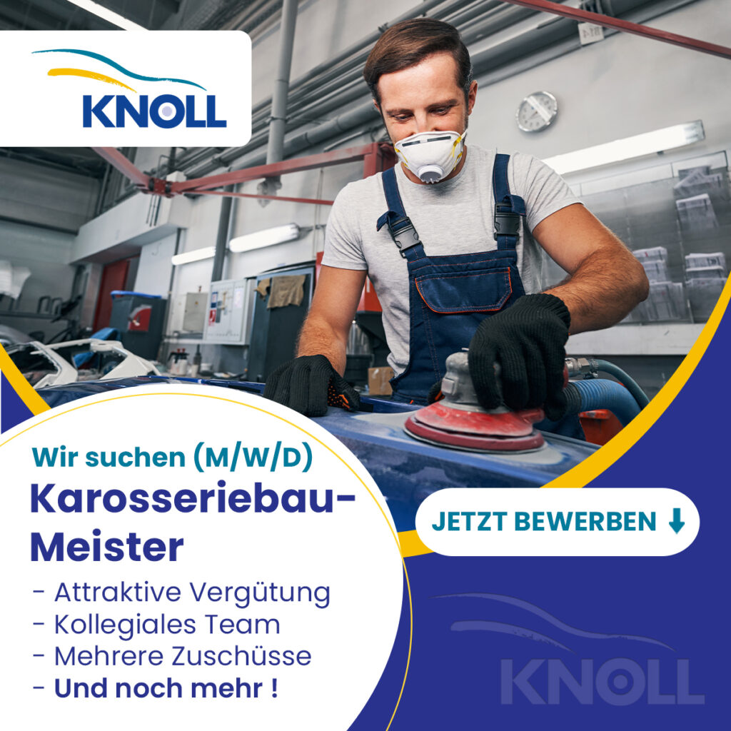 Handwerker in Arbeitskleidung bearbeitet Autoschaden in Werkstatt, umgeben von Werkzeugen und Maschinen. Karosseriebau-Meister gesucht.